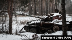 Брошенный танк у поселка Ямполь в Краматорском районе Донецкой области Украины, 6 февраля 2023 года