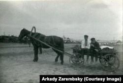 Мужчины на телеге. Село Спасское, Владивостокский округ. 1929 год