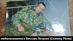 Погибший мобилизованный Виктор Петров на срочной службе 20 лет назад