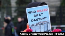 "Кто убил Рифата Даутова?", гласит надпись на плакате в руках у протестующего против репрессий в Башкортостане. Берлин, 3 февраля 2024 года