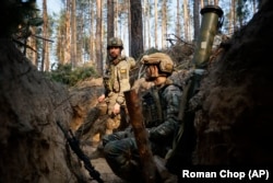 Украинские военные на позициях близ города Кременная в Луганской области. 8 июня 2023 года