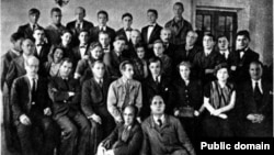 Эстрадная группа культбригады Маглага середины 1940-х годов. В центре Л.В. Варпаховский