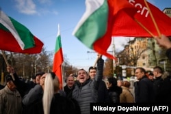 Пророссийские демонстранты против сноса памятника