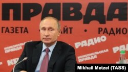 Президент России Владимир Путин в редакции газеты "Комсомольская правда"