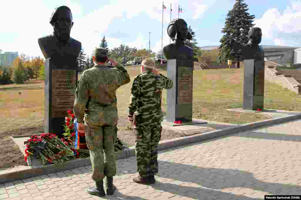 В Донецке установлено множество мемориалов убитым лидерам пророссийских сепаратистов. На этом снимке, сделанном в октябре 2020 года, солдаты армии самопровозглашенной &quot;ДНР&quot; стоят у мемориала Арсению Павлову на &quot;Аллее героев&quot; в Донецке. Справа от мемориала Павлова установлены памятники Михаилу Толстых и певцу Иосифу Кобзону, который поддерживал сепаратистское движение в Донбассе вплоть до своей смерти в 2018 году.