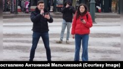 Антонина ведет в Гамбурге митинг, приуроченный к очередной годовщине ареста Навального. Январь 2024 год