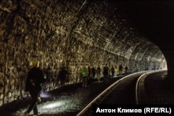 Тоннель, вырубленный в скале, Кругобайкальская железная дорога