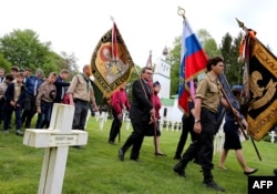 Участники мемориальной акции в честь 100-летия прибытия Русского экспедиционного корпуса во Францию на военном кладбище под Реймсом, 2016 год