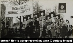 Колонна родственников репрессированных на первомайской демонстрации в Перми, 1989 год