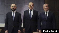 Sergey Lavrov mayın 19-da Azərbaycan və Ermənistan xarici işlər nazirləri Ceyhun Bayramov və Ararat Mirzoyan arasında görüş keçirib (Arxiv fotosu)