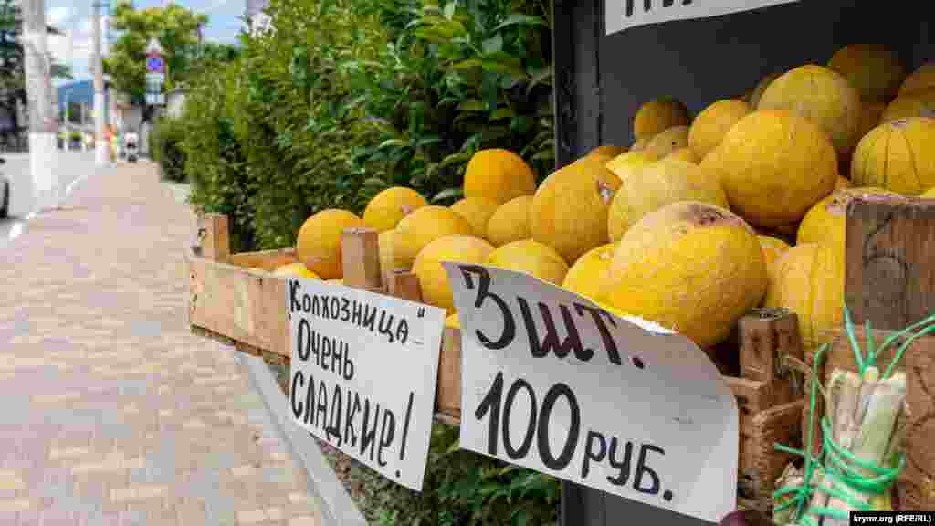 На улице Горького продают дыни сорта &laquo;колхозница&raquo;