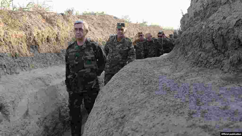 Ermənistan prezidenti Serzh Sarkisian Qarabağda erməni əsgərlərin təlimində. 22 oktyabr 2012