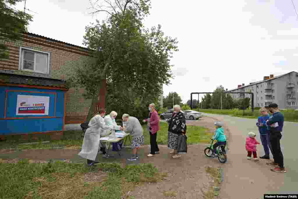 Очередь на участок в деревне Луговое.