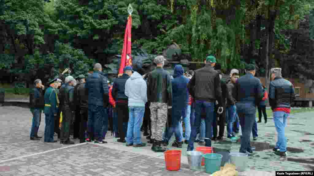 Алдын ала жоспарланған сенбілікке әзірлеп әкелген құрал-саймандардың қажеті болмай қалды &ndash; сенбілікке жиналғандар аяқасты басталған Алматыдағы 28 гвардияшы-панфиловшылар саябағындағы вандализмге қарсылық шеруіне қатысты.