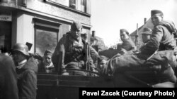 Солдаты РОА в пражском районе Радотин, май 1945 года