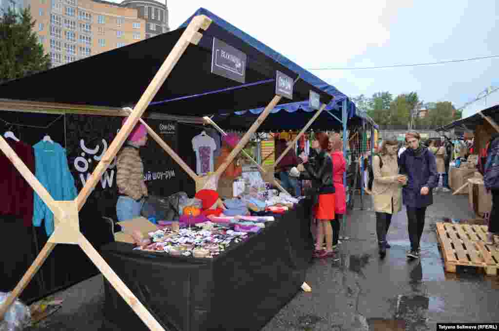 В импровизированном маркете местные хэнд-мэйд дизайнеры представили одежду, украшения, даже открытки