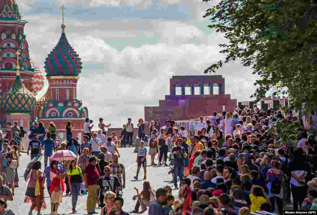 Очередь посетителей в мавзолей Владимира Ленина на Красной площади Москвы, август 2017 года