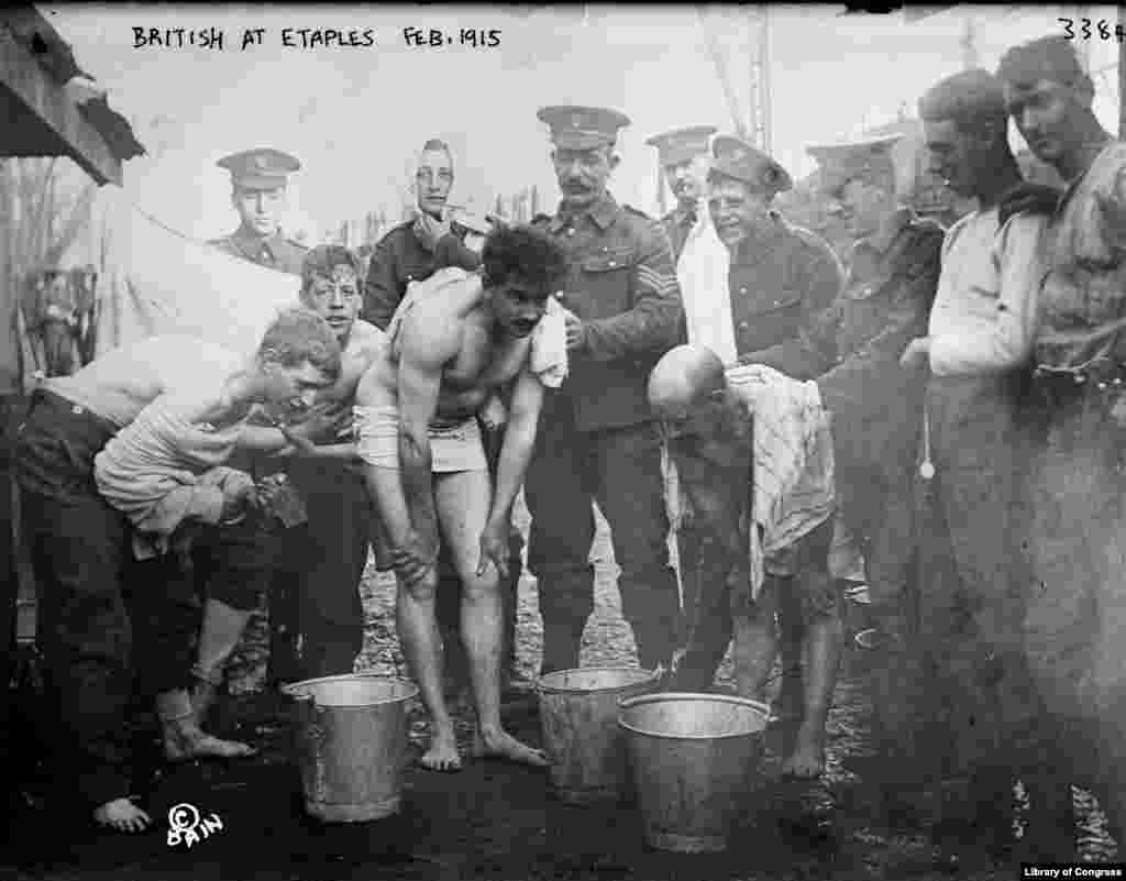 В лагере в Этапле (фотография 1915 года) постоянно происходила ротация войск. Туда прибывали измученные солдаты с поля боя. Вирус &quot;испанки&quot;&nbsp;может передаваться от животных, например, птиц человеку двумя способами &ndash; напрямую или через свиней. В Этапле были возможны оба варианта.&nbsp;&nbsp;