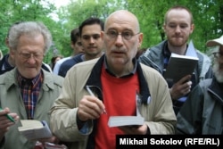 Akunin Moskvada müxalifət fəallarının təşkilatçılığı ilə keçirilən Yazıçı Marşında iştirak edir. 13 may 2012