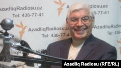 Arxiv fotosu: Professor Rafiq Əliyev AzadlıqRAdiosunun Bakıdakı ofisində, 16 dekabr 2011