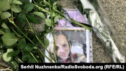 Цветы у посольства Нидерландов в память о жертвах MH17. Киев, 17 июля 2018 года