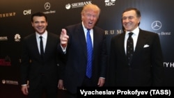 Emin və atası Aras Ağalarov 2013-cü ildə Moskvada keçirilən Miss Universe müsabiqəsinin finalında Donald Trump-la