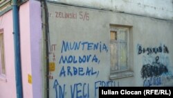 Надпись на стене на одной из улиц Кишинева: "Молдова, Мунтения (Валахия), Ардял (Трансильвания) - братья навеки"