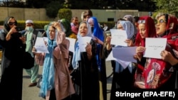 Əfqan qadınlar etiraz aksiyası zamanı şüarlar səsləndirərək Talibandan qız məktəblərinin açılmasını tələb edirlər