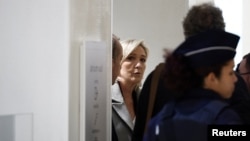 Marin Le Pen məhkəmə binasında