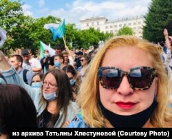 Татьяна Хлестунова на шествии в поддержку Сергея Фургала, Хабаровск