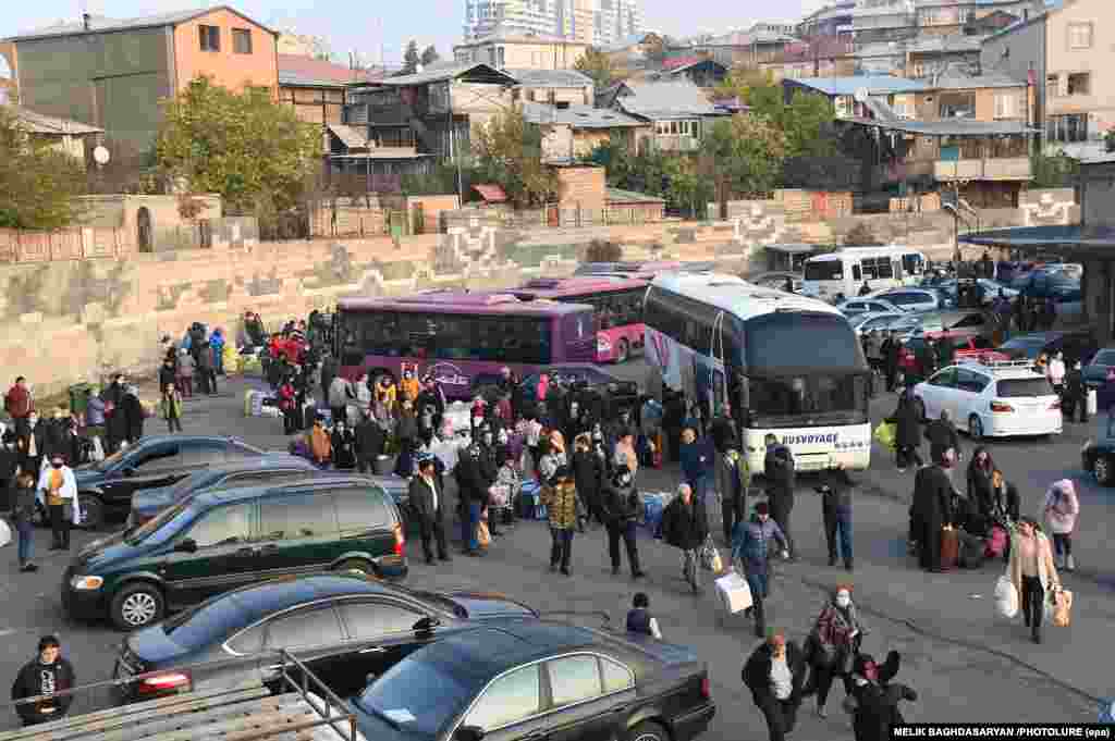 18 noyabr. Xankəndindən qaçqın düşənlər geri qayıtmaq üçün Yerevanda avtobus gözləyirlər