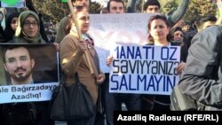 Mitinqdə şüar "Manatı öz səviyyənizə salmayın", 8 Apr2017