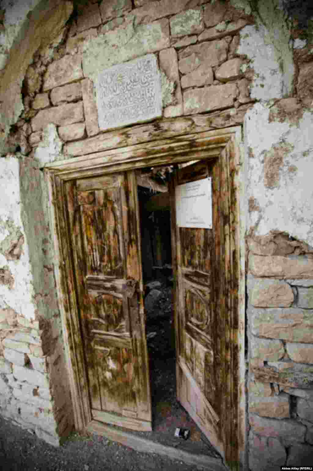 Bu bina üzündən tarixilik yağan, amma içi bərbad halda olan, üzərində “Yerli əhəmiyyətli memarlıq abidəsi” və “dövlət tərəfindən qorunur” yazılmış məsciddir.