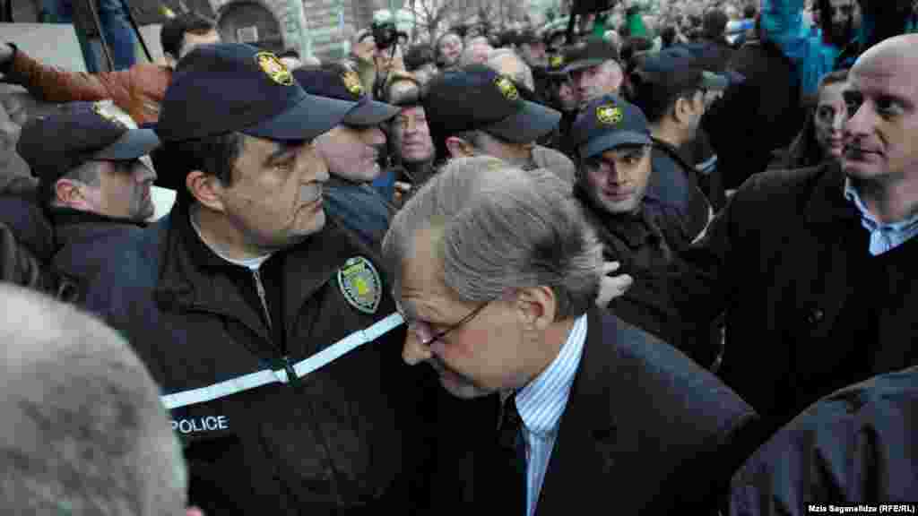 Tbilisi, 8 fevral 2013. ABŞ-ın G&uuml;rc&uuml;standakı səfiri Georgia Richard Norland Milli kitabxana qarşısında