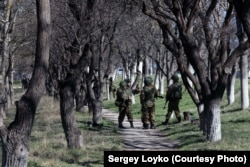 Российские солдаты возле украинской военной базы в Бахчисарае. Март 2014 года