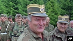 Ratko Mladic (öndə)