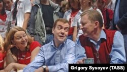 Dmitry Medvedev (ortada) və Sergei Ivanov (sağda) gənclər hərəkatının yay düşərgəsində, arxiv fotosu