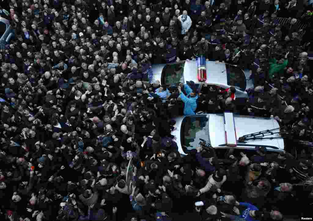 Tbilisi, 8 fevral 2013. On minlərlə Saakashvili əleyhidarları Milli kitabxana qarşısına toplaşaraq prezidentin illik m&uuml;raciətinin qarşısını alırlar