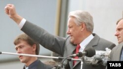 Российский президент Борис Ельцин празднует победу, 22 августа 1991 года