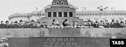 Мавзолей Ленина и Сталина в Москве. 1958 год