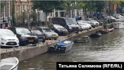 Жужа в Амстердаме, третья слева