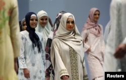 Turkiyə - Moda Festivalında dindar qadınlar üçün geyimlər, 11 noyabr 2010