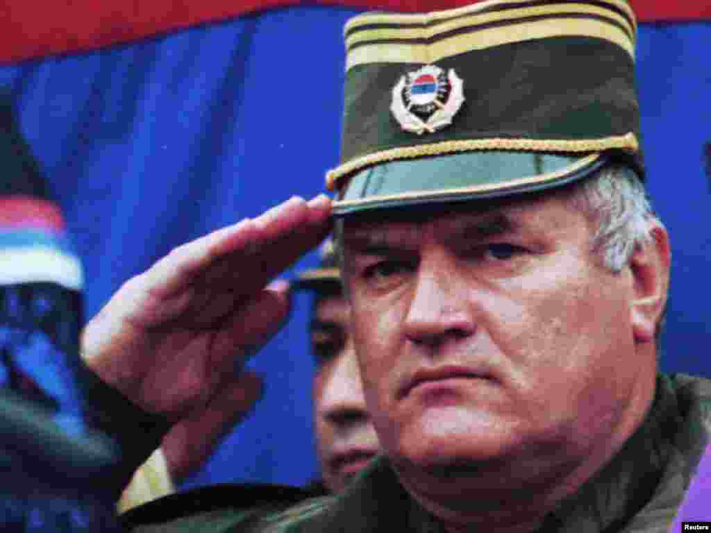 Dekabr 1995. Mladic Sarayevoda yeni formalaşdırılan hərbi birliyi salmalyır. 