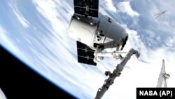 Грузовой корабль SpaceX стыкуется с Международной космической станцией 6 мая 2019 года