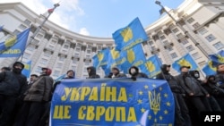 Протестующие у заблокированного здания правительства Украины