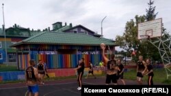 Баскетбольная площадка в поселке