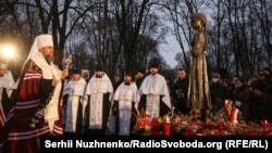 Митрополит Епифаний, предстоятель Украинской православной церкви, проводит богослужение у монумента жертвам Голодомора, Киев, 28 ноября 2020 года