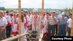 Старейшина Виталий Станьял передает соху молодежи