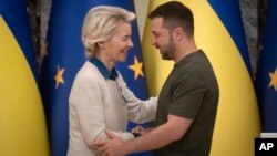 Volodimir Zelenski və Ursula fon der Leyen sentaybrın 20 Kiyevdə keçirilən birgə mətbuat konfransında