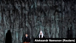 Владимир Путин (слева) и патриарх Кирилл на открытии "Стены скорби" в Москве, 30 октября 2017 